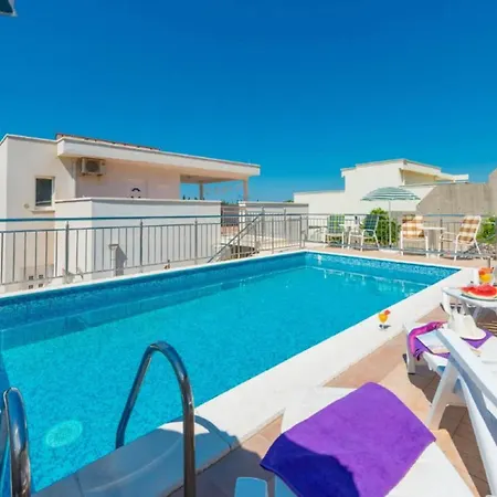 Borna Apartament *